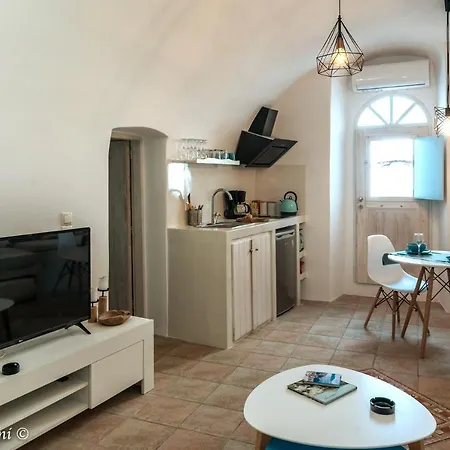 Santorinian Lava House Pýrgos