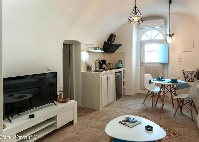 Santorinian Lava House Pýrgos