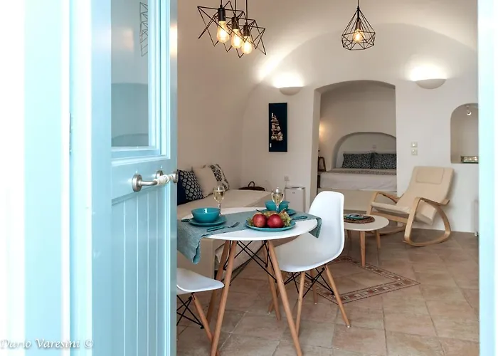 Santorinian Lava House * Pýrgos