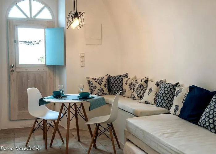 Santorinian Lava House * Pýrgos