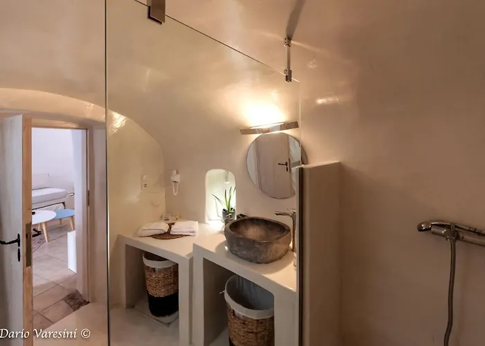 Santorinian Lava House * Pýrgos