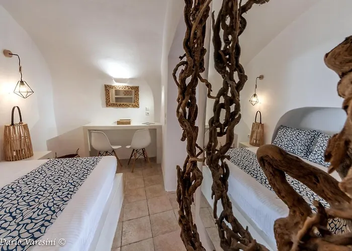 Santorinian Lava House * Pýrgos