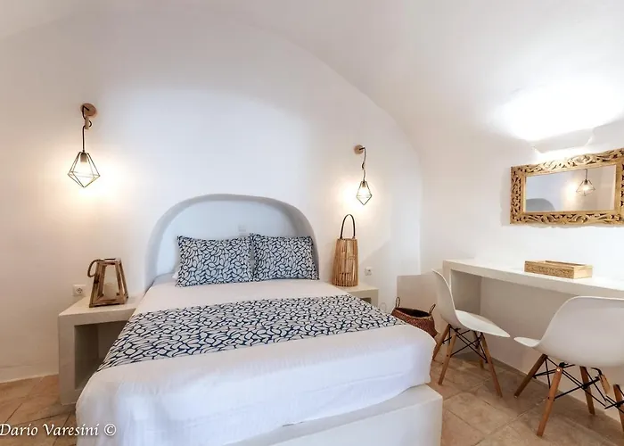 Santorinian Lava House بيت للعطل