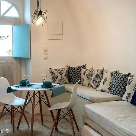 Santorinian Lava House * Pýrgos