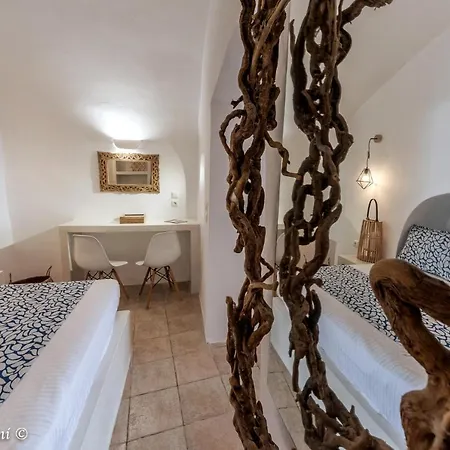 Santorinian Lava House * Pýrgos