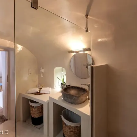 Santorinian Lava House * Pýrgos