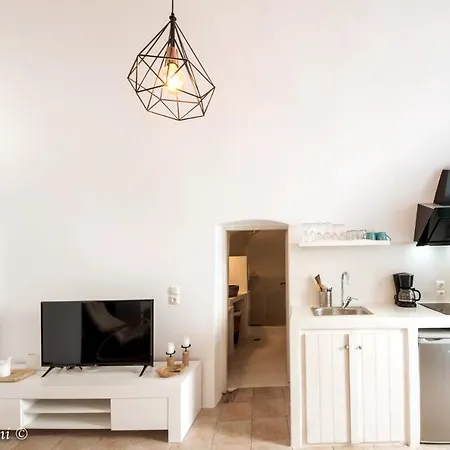 בית נופש Santorinian Lava House *