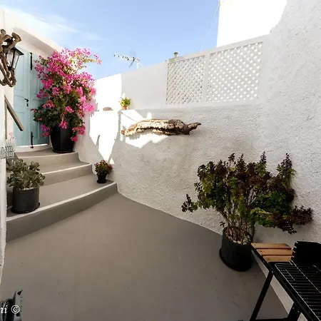 בית נופש Santorinian Lava House Pýrgos